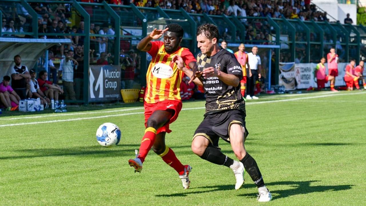 Mille tifosi del Giulianova in trasferta, contro il Terre di Castelli si gioca allo stadio Ricci di Sassuolo