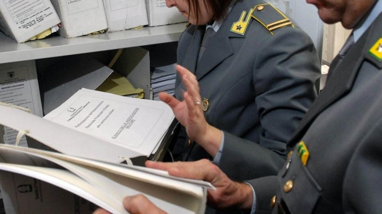 Lucca, maxisequestro a imprenditore del cartario: si era tenuto i versamenti Irpef dei dipendenti