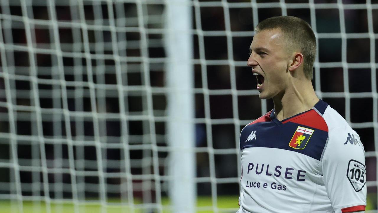 Calcio, l’attaccante Albert Gudmundsson (Genoa) accusato di violenza sessuale