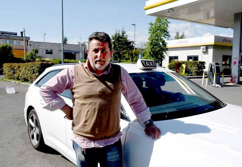 Carrara, Luigi e il suo taxi storico: «Tra pregiudicati, truffatrici e chi scambia l'auto per un motel le ho viste tutte»<br>
