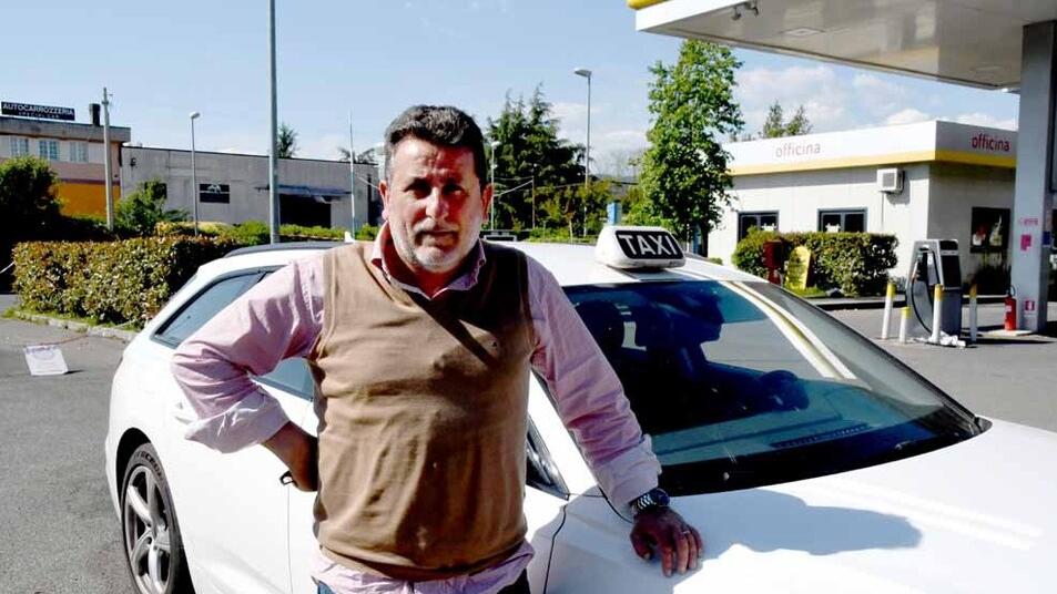 Carrara, Luigi e il suo taxi storico: «Tra pregiudicati, truffatrici e chi scambia l'auto per un motel le ho viste tutte»<br>