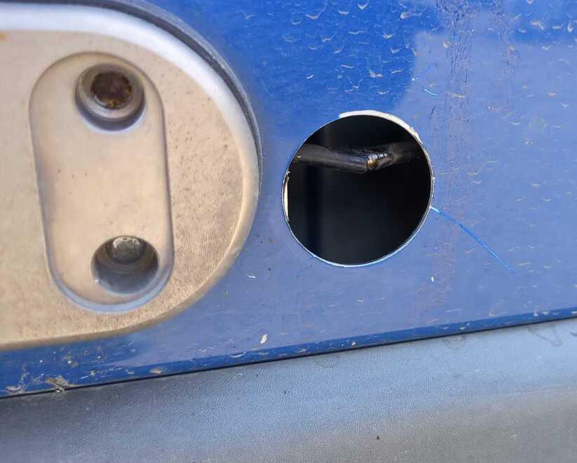 Vignola, così i ladri hanno rubato dal furgone nel parcheggio della piscina