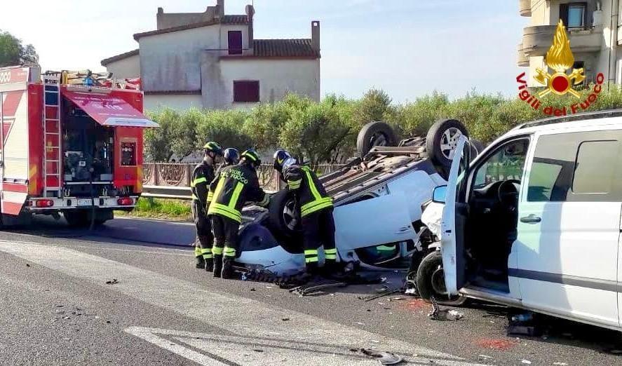 Tre auto si scontrano a Decimomannu: ferite due donne e una bambina di 12 anni