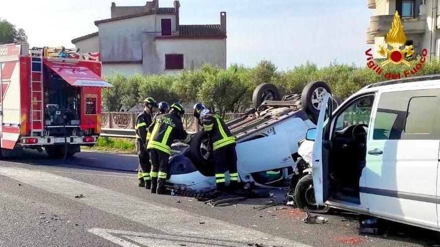 Tre auto si scontrano a Decimomannu: ferite due donne e una bambina di 12 anni