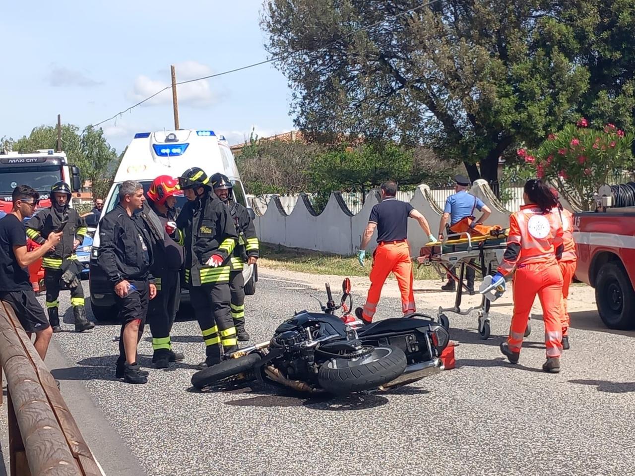 Giovane allevatore cerca di liberare la strada da una vacca ma viene investito da una moto