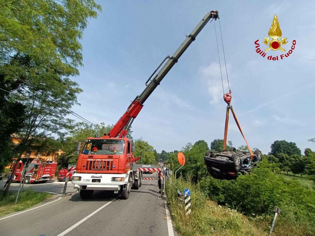 L’auto vola nel canale e si schianta, pauroso incidente a Castelvetro: ferito un giovane