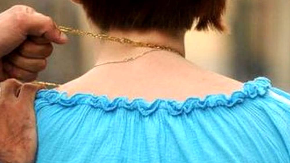 Viareggio, aggredita sul cancello di casa: «Volevano strapparmi la collana»