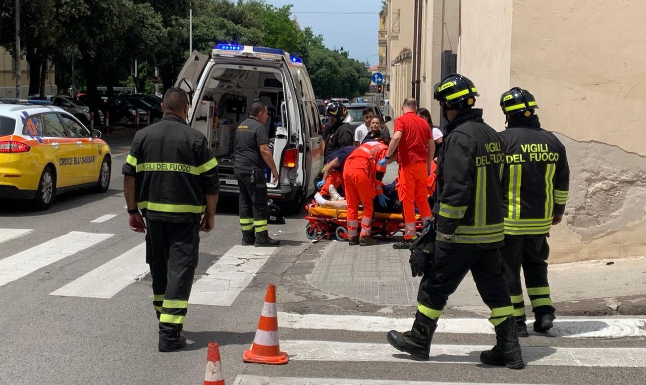 Incidente davanti alla scuola di San Giuseppe a Sassari: una giovane trasportata in ospedale