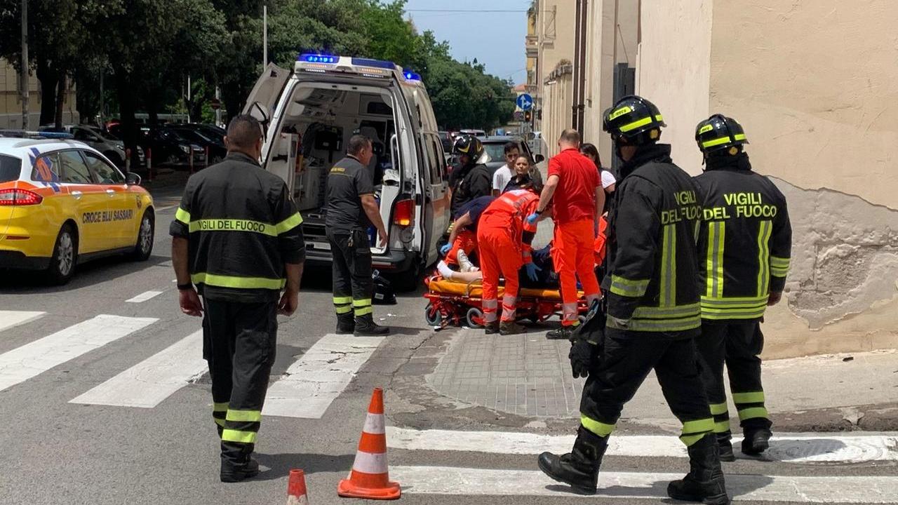 Incidente davanti alla scuola di San Giuseppe a Sassari: una giovane trasportata in ospedale