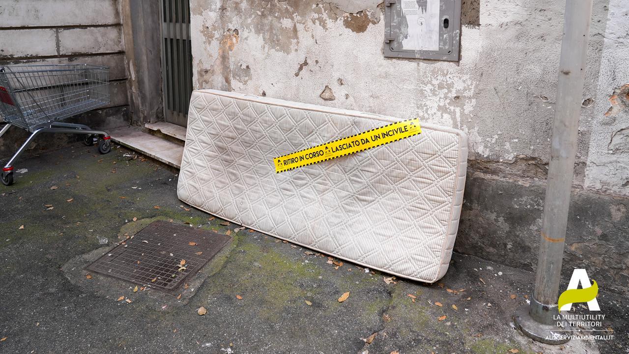 Prato, Alia dichiara guerra agli incivili che lasciano i rifiuti per strada