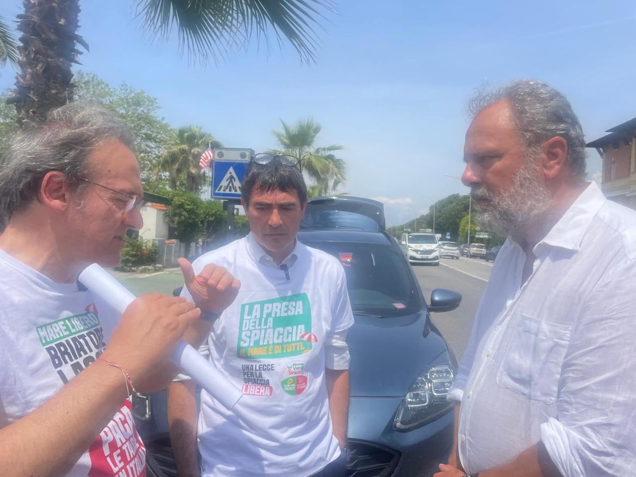 Fratoianni e Bonelli davanti al Twiga: “Le spiagge sono di tutti”