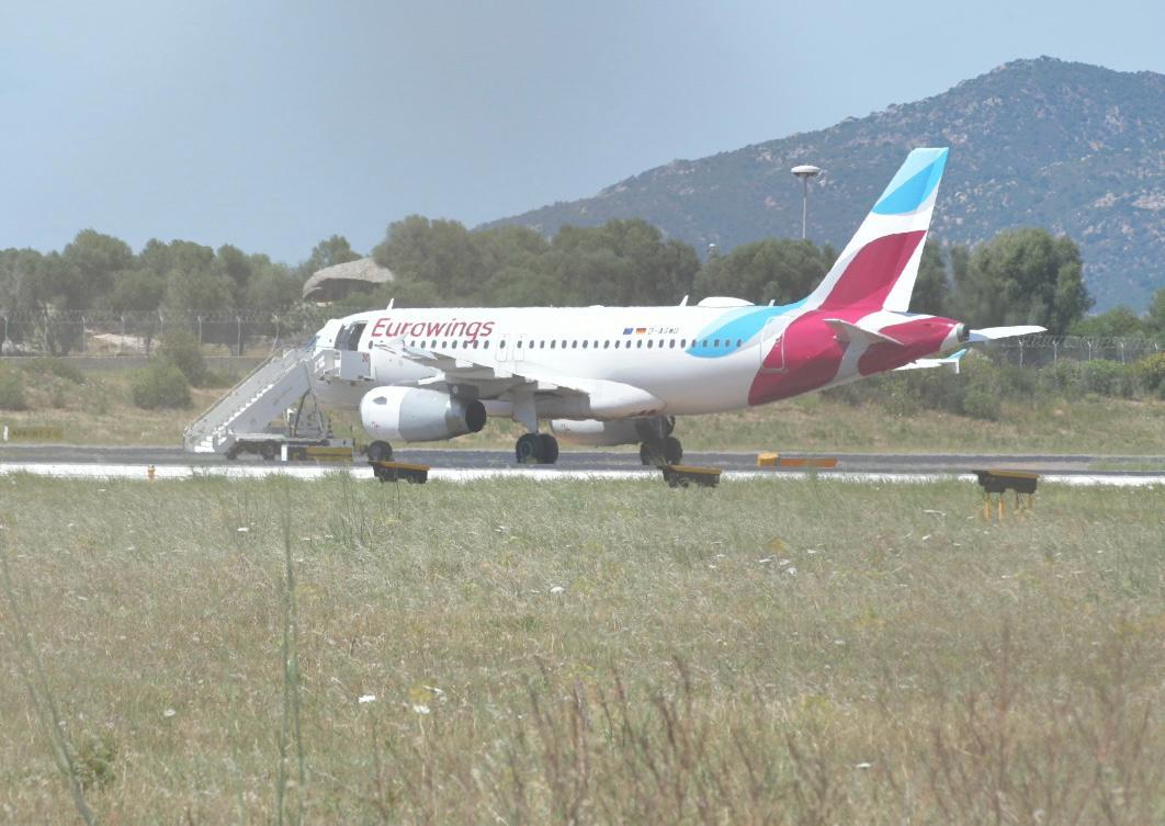Olbia, falso allarme bomba a bordo di un aereo: disagi per i passeggeri