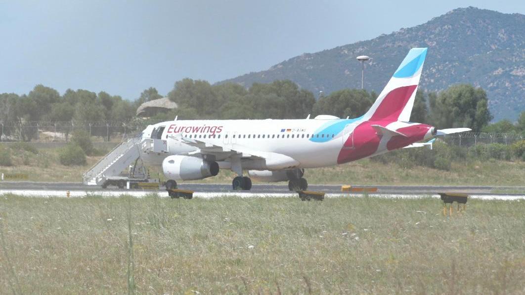 Olbia, falso allarme bomba a bordo di un aereo: disagi per i passeggeri