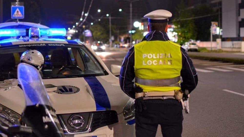 Ubriaco, si schianta contro il cancello di una palazzina: tasso alcolico 4 volte sopra il limite
