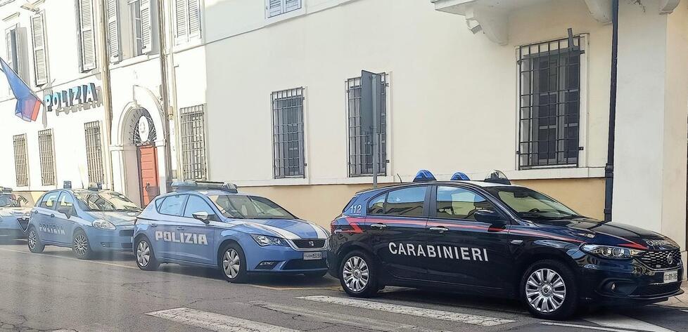 Passeggia a Mirandola con un fucile da caccia carico: arrestato mentre cerca di rubare un furgone