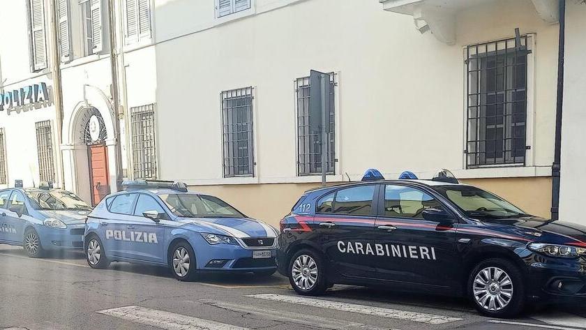Passeggia a Mirandola con un fucile da caccia carico: arrestato mentre cerca di rubare un furgone