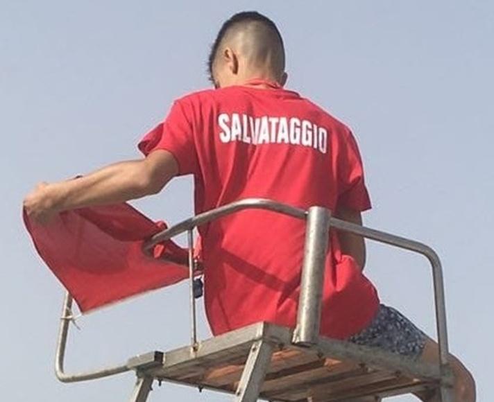 In Sardegna spiagge sicure con i bagnini, ma i fondi non bastano 