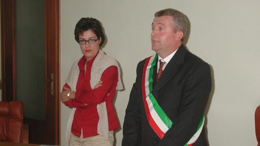Il giuramento del sindaco Claudio Zago nel giugno del 2002 quando diventò sindaco di Neoneli