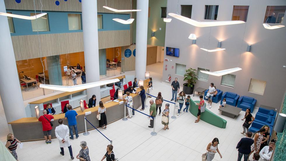 La hall dell'ospedale Mater Olbia