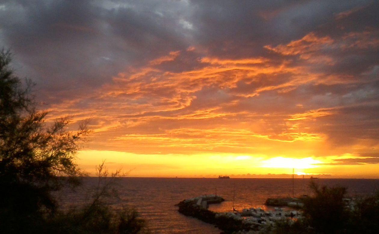 Livorno, il moletto di Antignano e i saluti al sole: grazie a Livio Magni