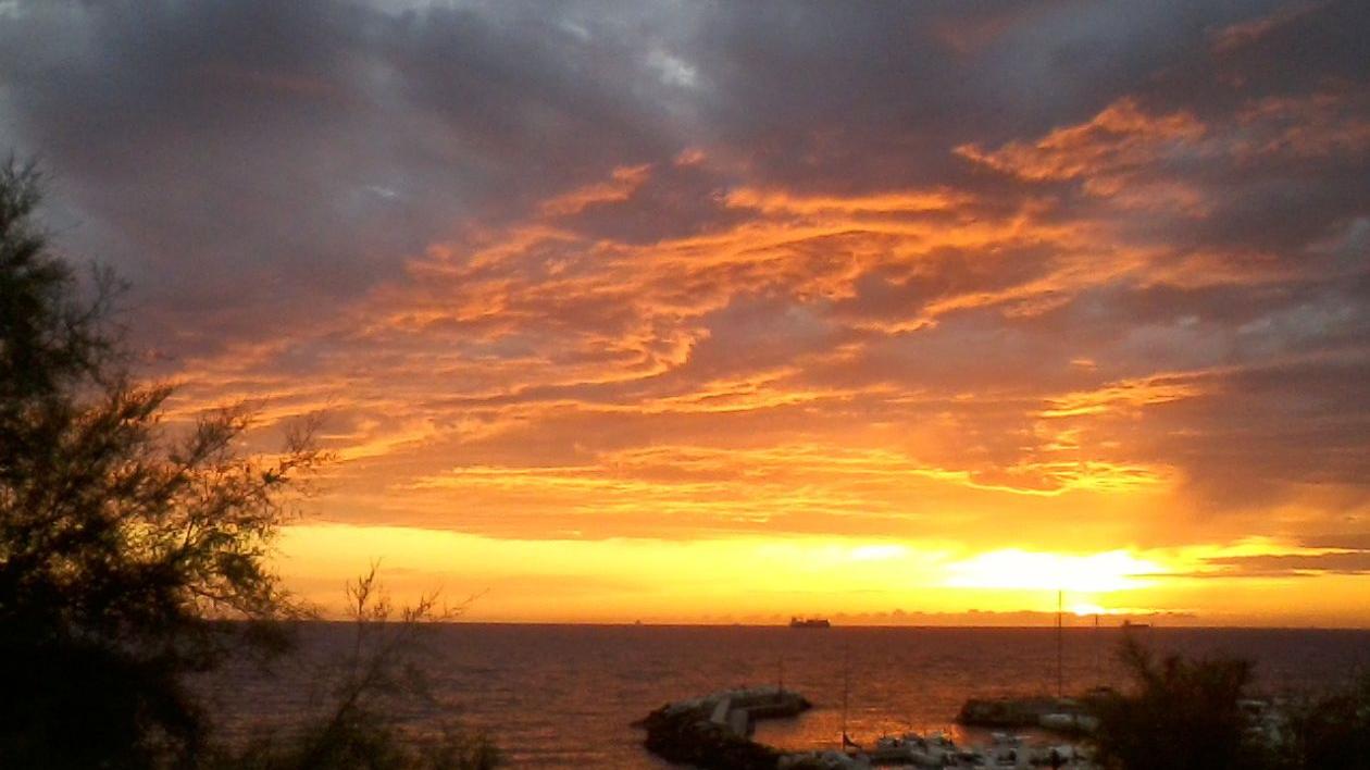 Livorno, il moletto di Antignano e i saluti al sole: grazie a Livio Magni