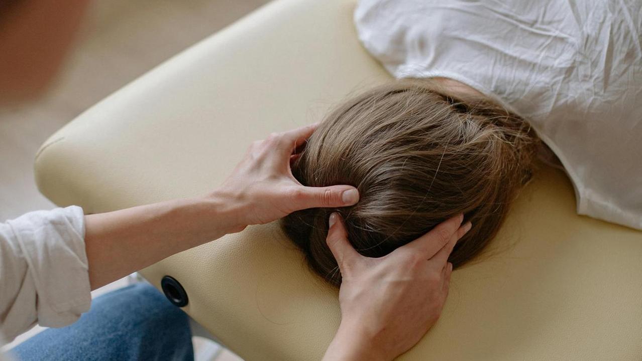 Massaggi hard, il manager si difende «Mai toccato le sue parti intime»