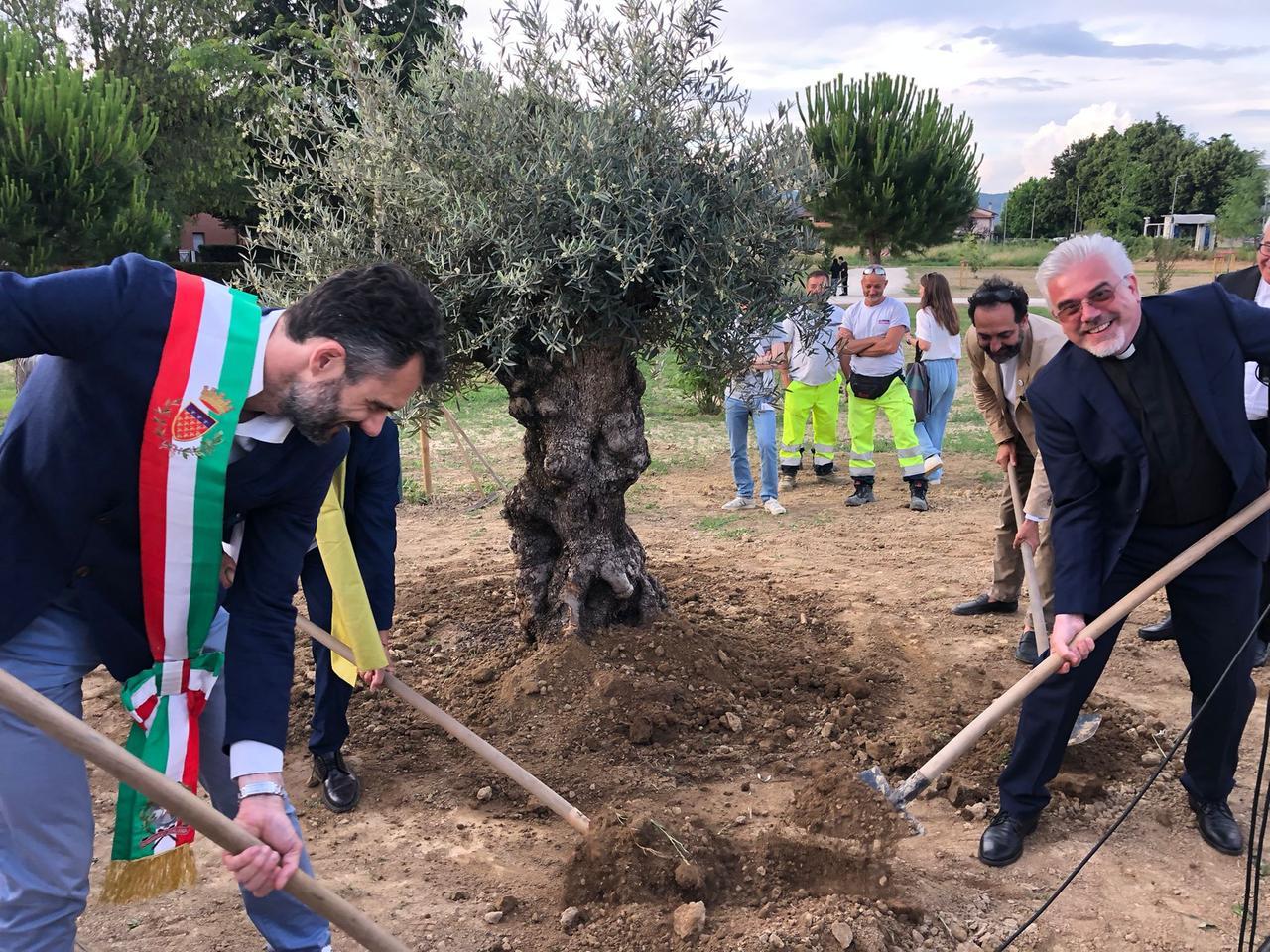 
	Il sindaco Matteo Biffoni e padre Fabio Baggio all'inaugurazione

