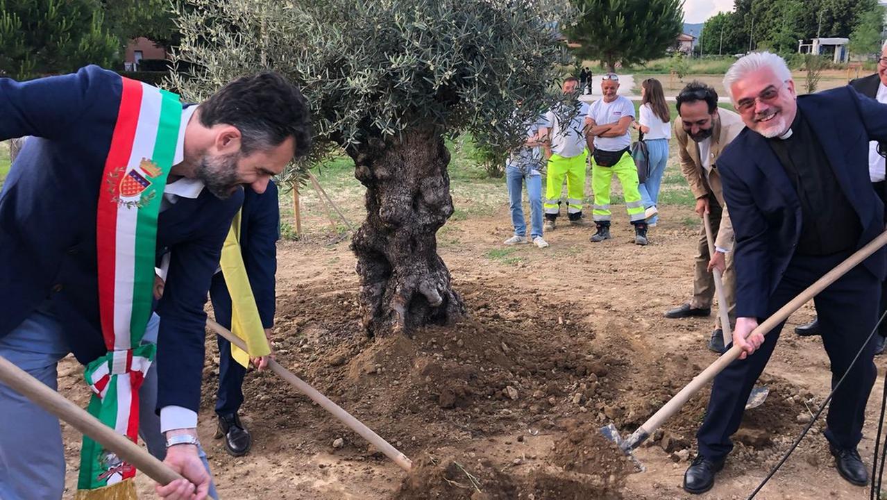 Il sindaco Matteo Biffoni e padre Fabio Baggio all'inaugurazione