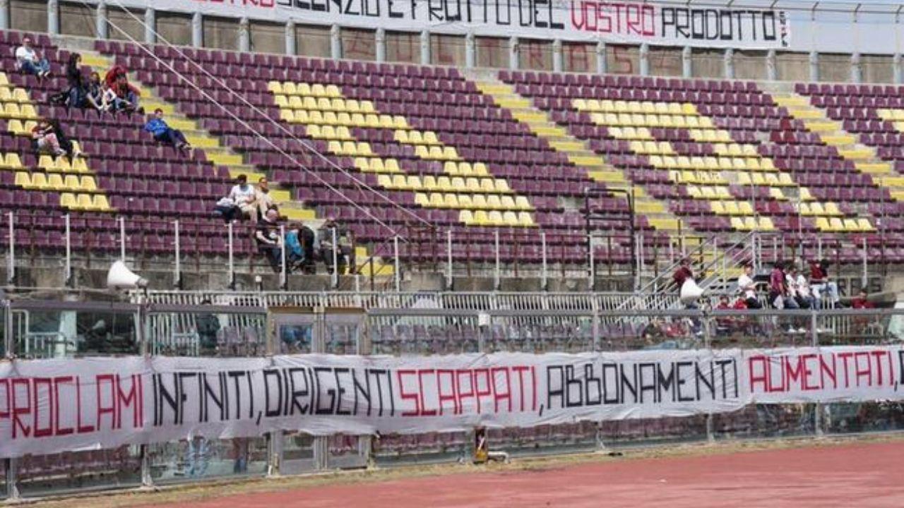 
	Uno striscione di contestazione nei confronti della presidenza dei tifosi del Livorno in una delle ultime gare di campionato

