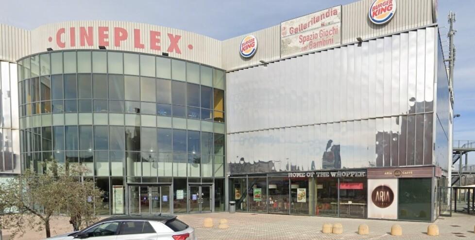 Pontedera, blitz anti baby gang al Cineplex: trenta ragazzini identificati, cosa è emerso dai controlli