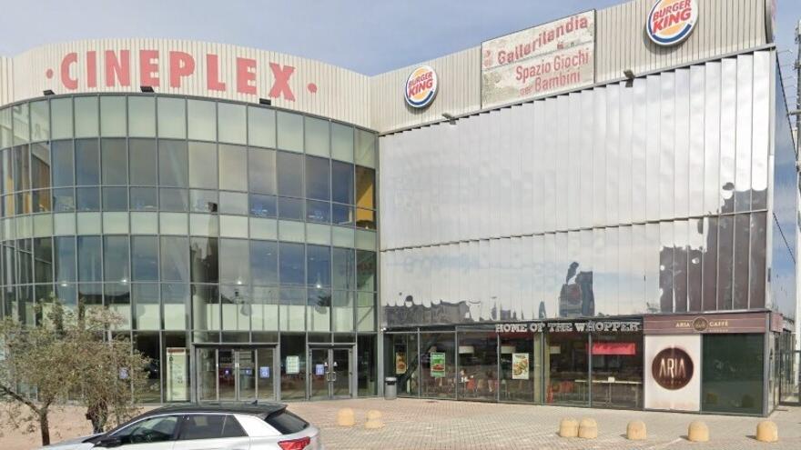 Pontedera, blitz anti baby gang al Cineplex: trenta ragazzini identificati, cosa è emerso dai controlli