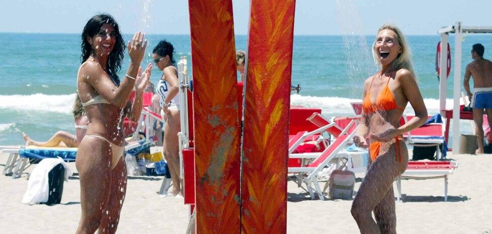 Versilia, acqua potabile sulle spiagge: trovato un accordo. Ecco cosa prevede