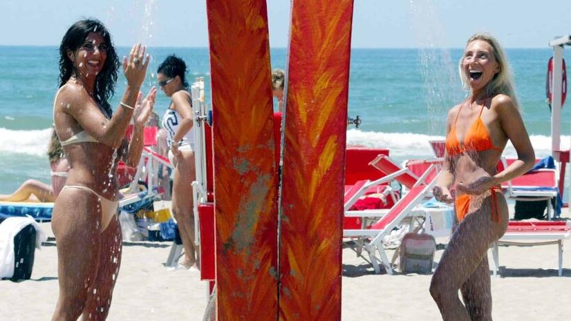 Versilia, acqua potabile sulle spiagge: trovato un accordo. Ecco cosa prevede
