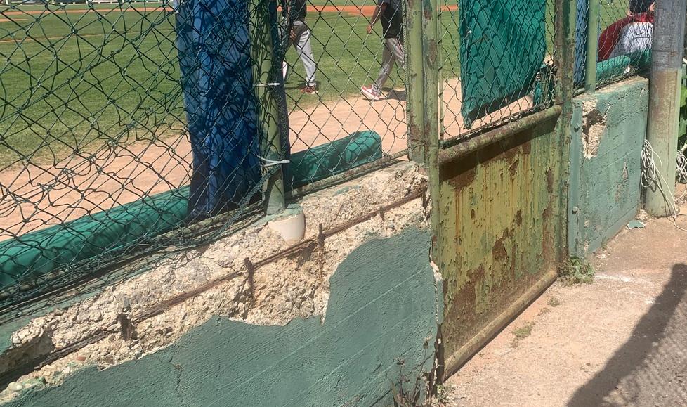 Grosseto, povero stadio Iannella: crepe e seggiolini staccati