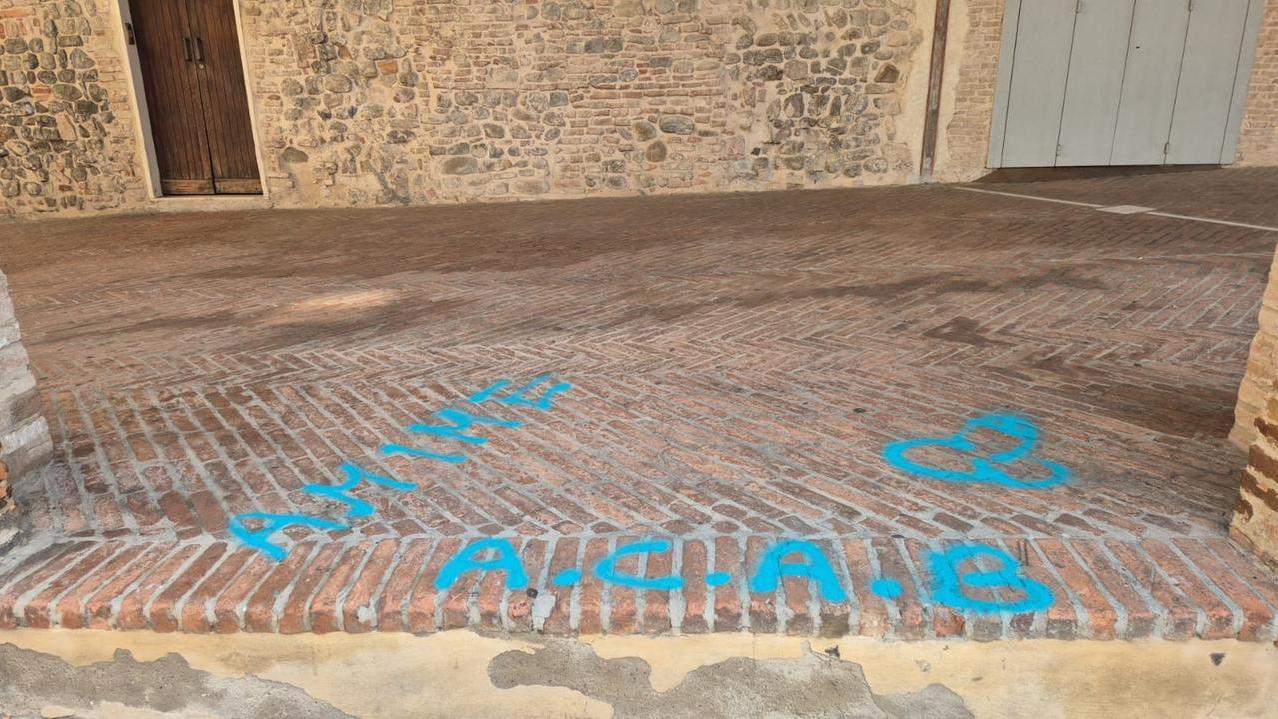 Vignola, vandalizzati il portico della Rocca e i palazzi storici