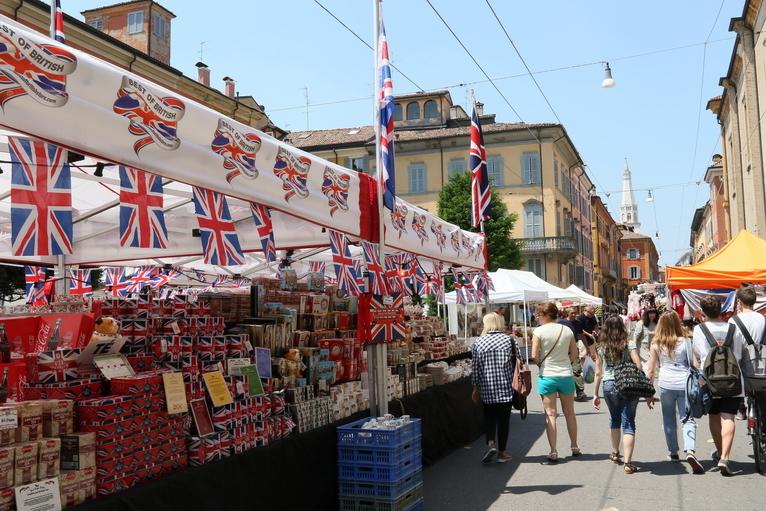 Modena, viaggio tra le bancarelle del mercato europeo