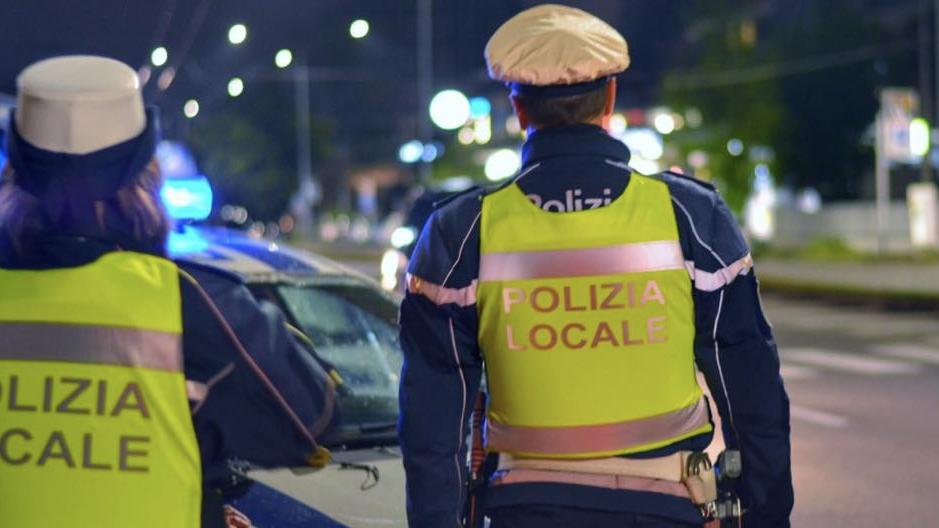 Modena, gli rubano le chiavi in palestra e scappano con l’auto