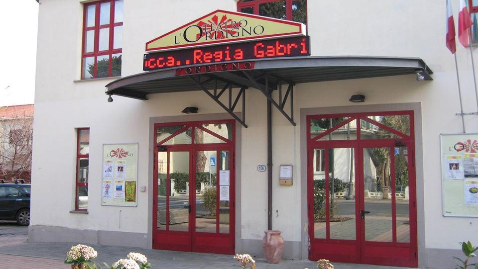L'ingresso del teatro Ordigno di Vada (foto d'archivio)