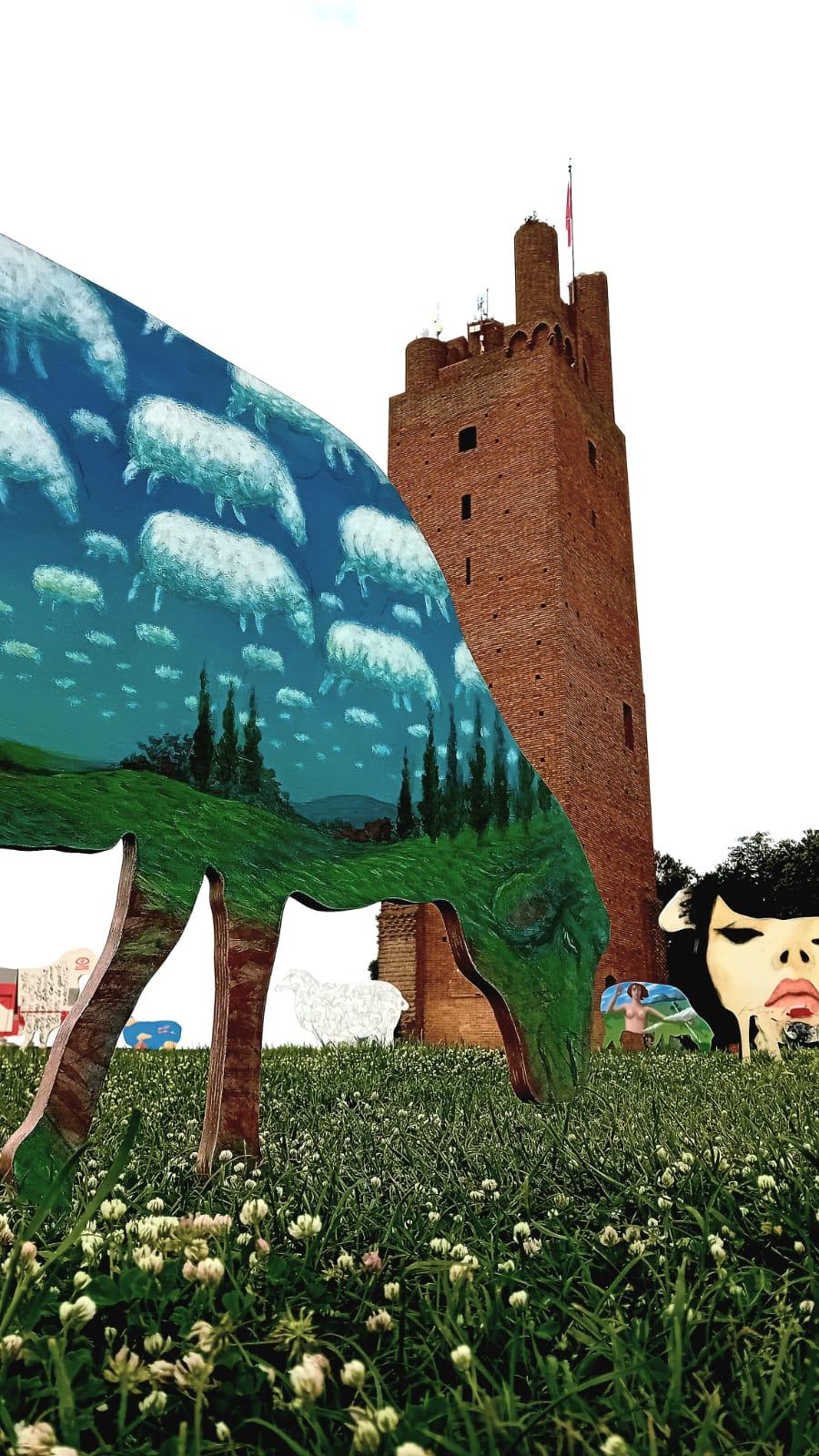 San Miniato: il prato della Rocca invaso dalle pecore di “Sheep Art”