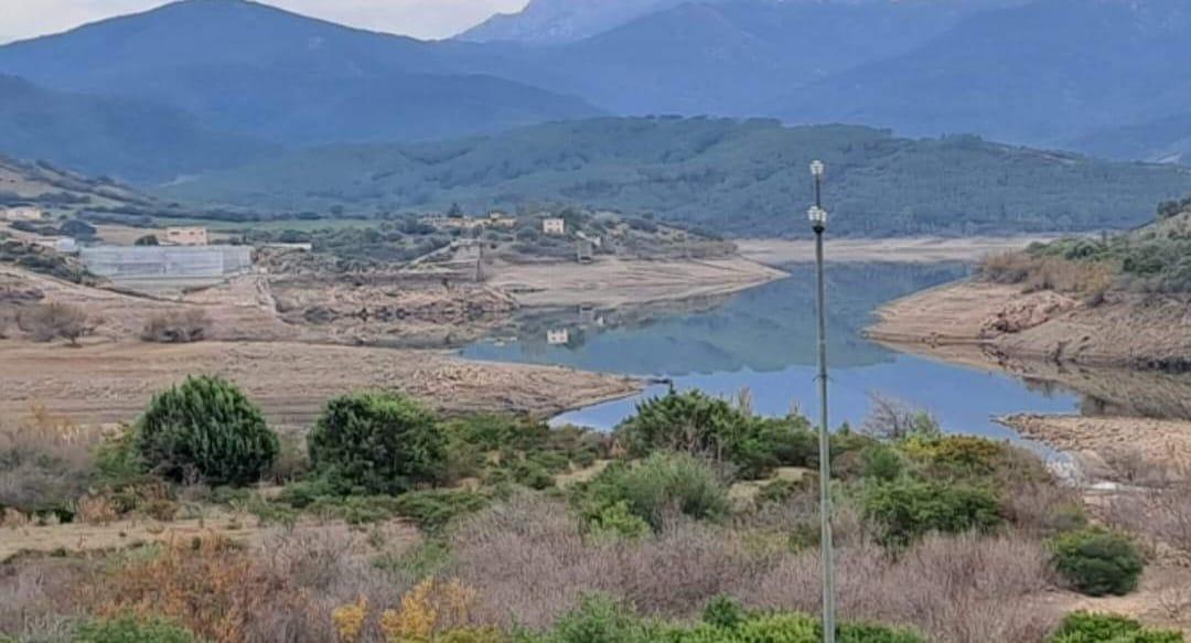 La diga Maccheronis a basso regime nel territorio di Torpè