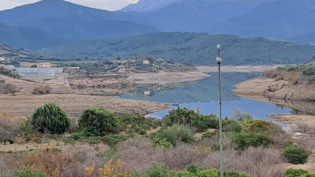 La diga Maccheronis a basso regime nel territorio di Torpè