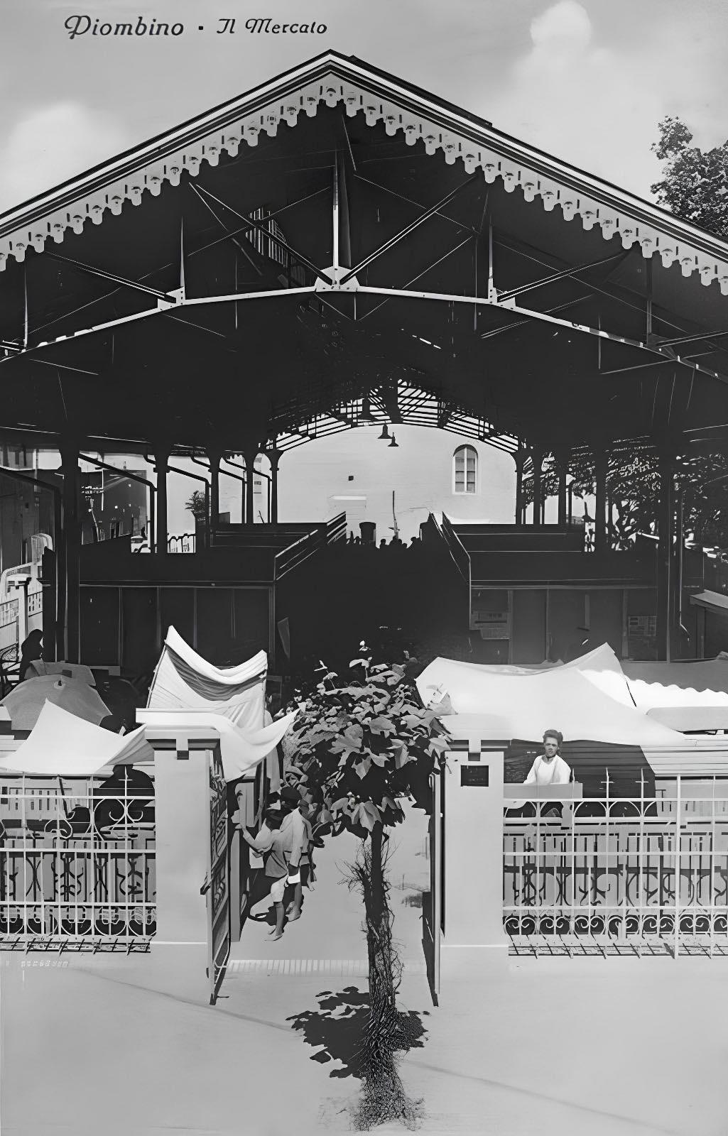 
	Un&rsquo;immagine del mercato coperto&nbsp; nel 1920 (foto dall&rsquo;Archivio storico)

