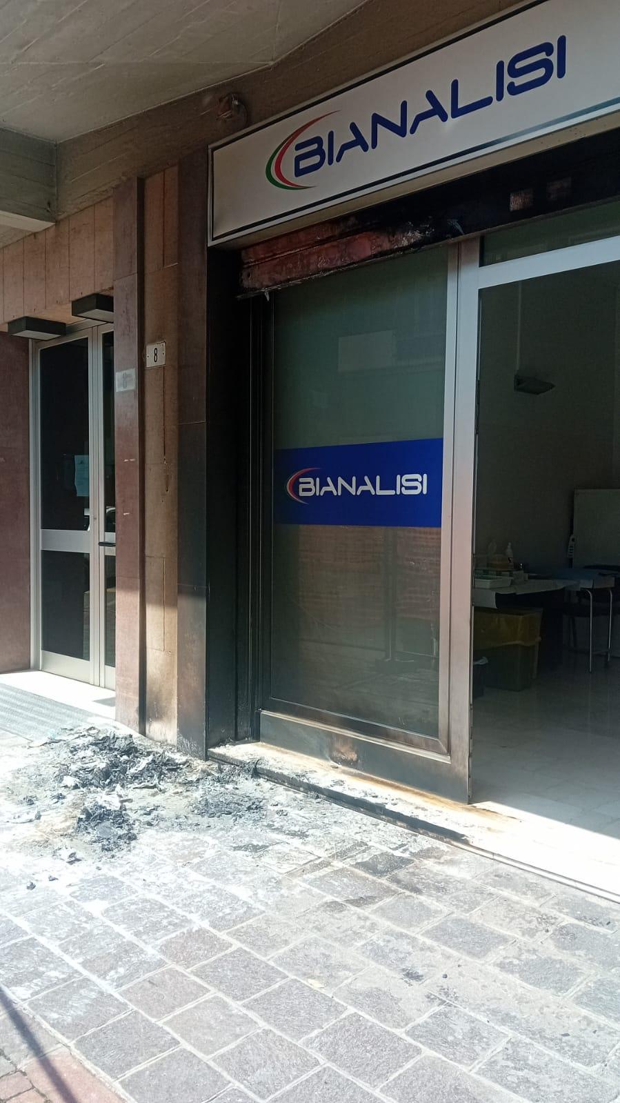 Modena, incendio davanti a Bianalisi: «È un attacco vandalico»