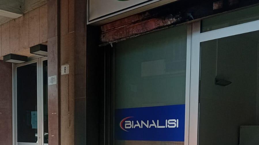 Modena, incendio davanti a Bianalisi: «È un attacco vandalico»