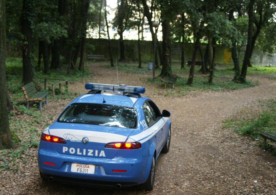 Una volante della polizia di Stato nei boschi (foto d'archivio)