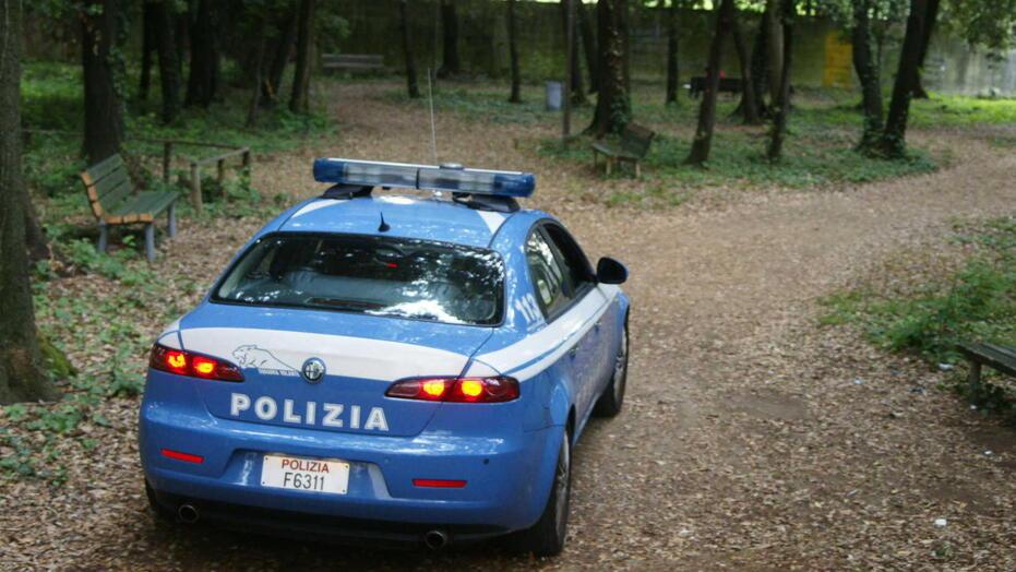 Una volante della polizia di Stato nei boschi (foto d'archivio)