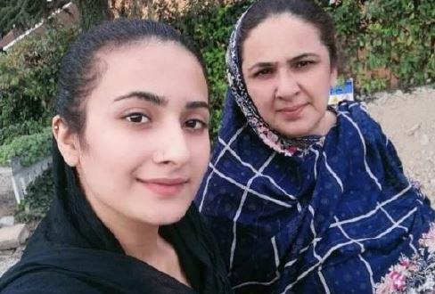 
	Da sinistra Saman Abbas e la madre Nazia

