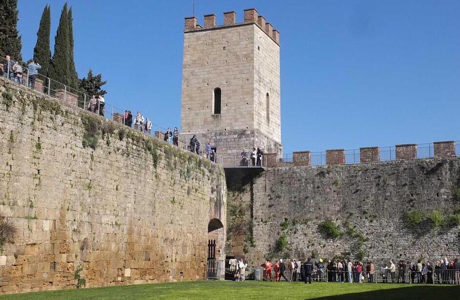 
	Le mura con i turisti

