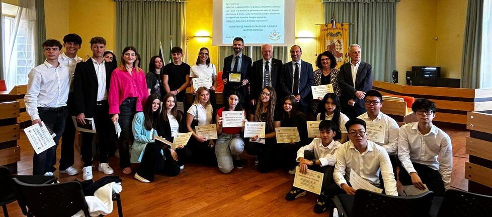 La foto di gruppo dopo la premiazione nella sede della Provincia