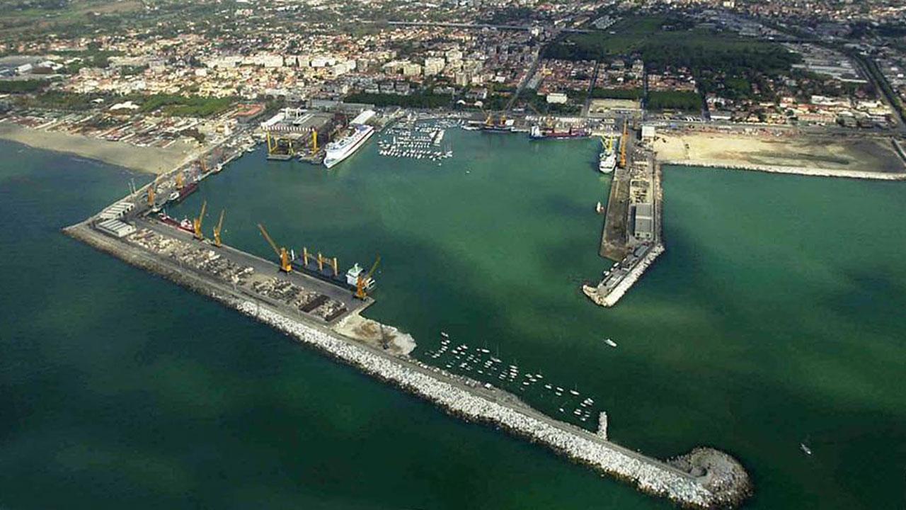 Uno scorcio del porto di Marina di Carrara